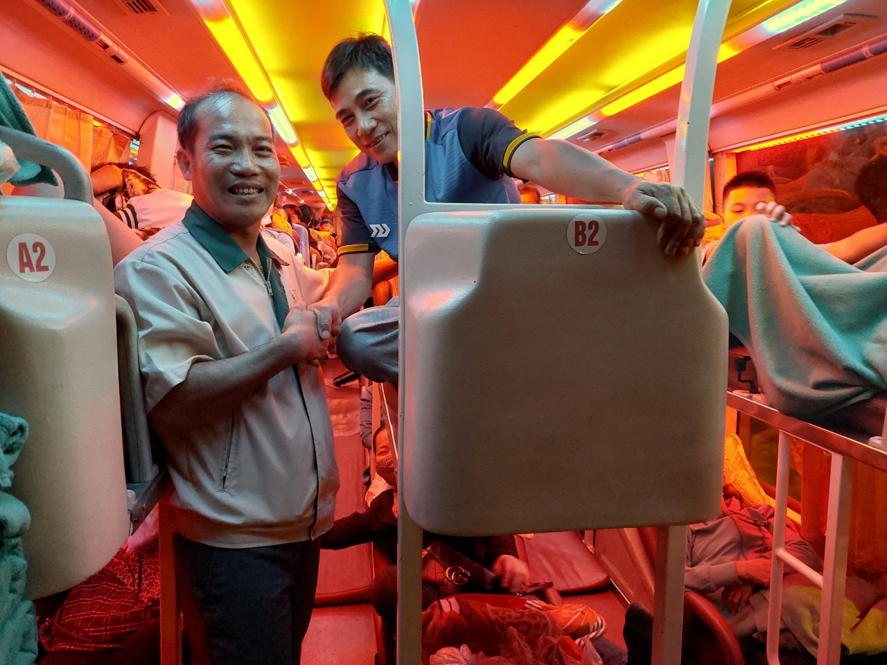 Ông Đinh Sỹ Phúc - Chủ tịch Công đoàn cơ sở Công ty TKG Taekwang Vina, KCN Biên Hoà 2 (góc trái) tiễn công nhân về quê đón Tết. Ảnh: Hà Anh Chiến