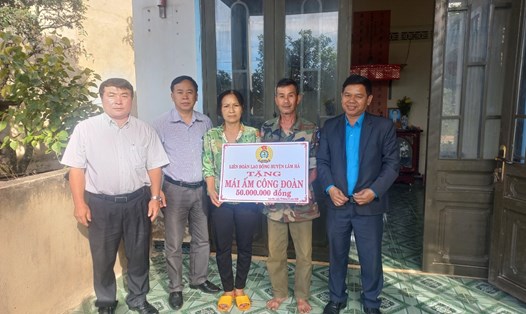 Trao hỗ trợ nhà "Mái ấm Công đoàn" cho gia đình chị K’ Ly, Trạm Y tế xã Phi Tô (huyện Lâm Hà, tỉnh Lâm Đồng). Ảnh: Hạnh Trâm