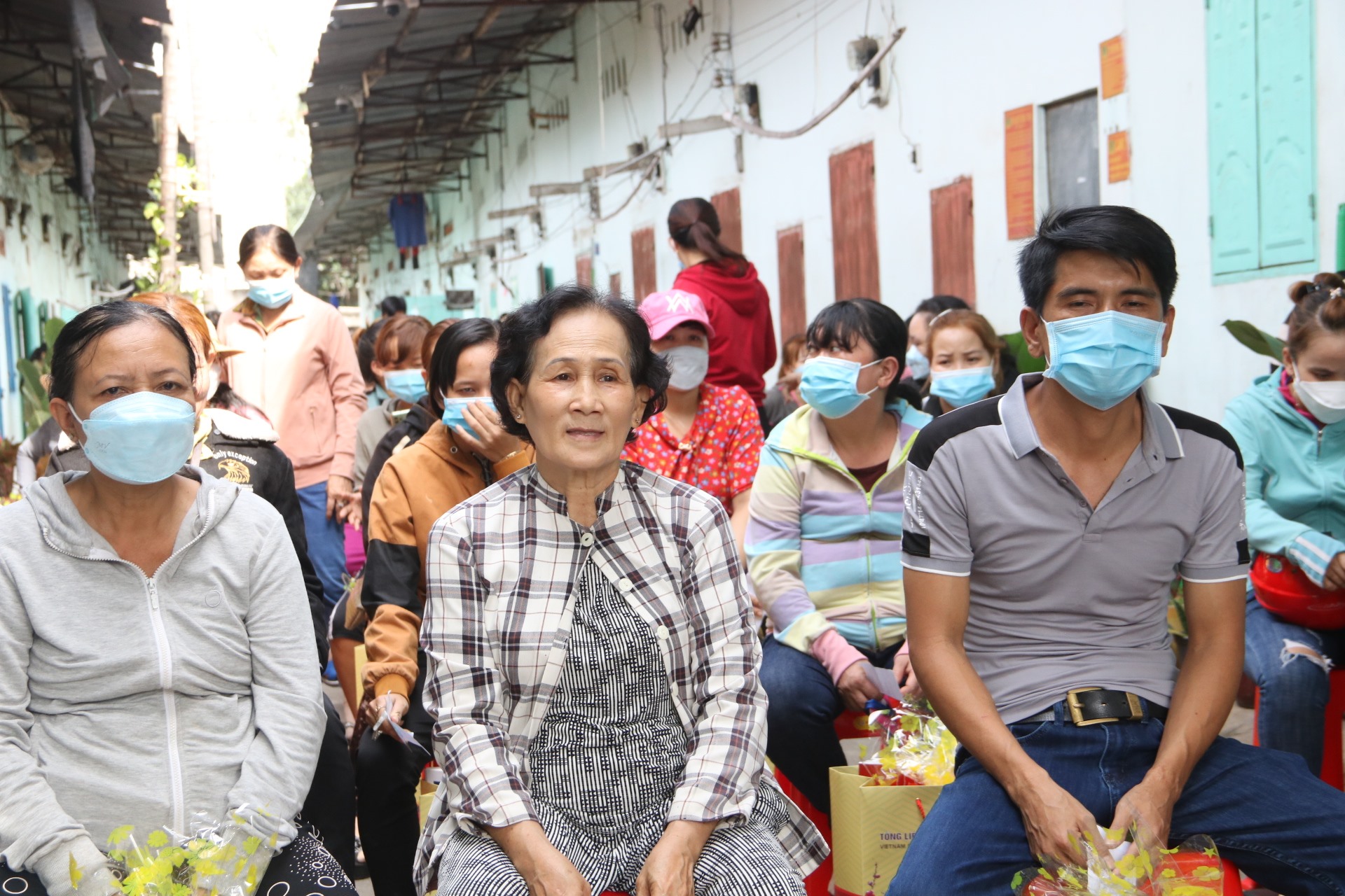 Những lao động khó khăn không có điều kiện về quê ăn Tết. Ảnh: Đình Trọng
