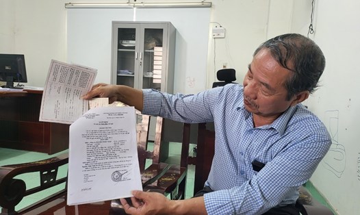 Ông Trịnh Hồng Sơn giới thiệu hồ sơ tuyển sinh, đào tạo cho Trường Cao đẳng Kỹ Nghệ II. Ảnh: Huyên Nguyễn