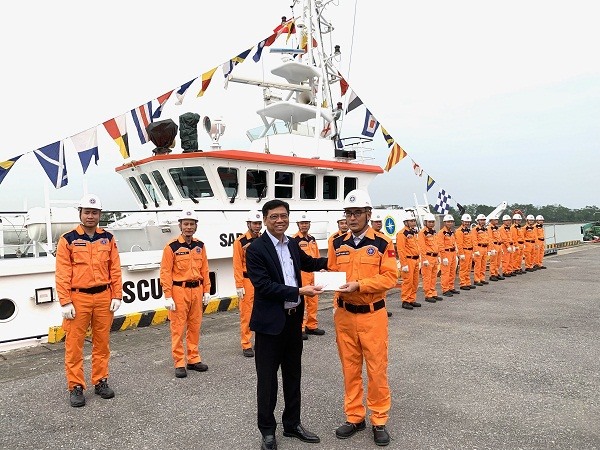 Ông Nguyễn Xuân Sang - Thứ trưởng Bộ Giao thông Vận tải - động viên, trao quà cho người lao động. Ảnh: Công đoàn GTVT