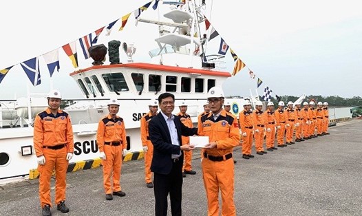 Ông Nguyễn Xuân Sang - Thứ trưởng Bộ Giao thông Vận tải - động viên, trao quà cho người lao động. Ảnh: Công đoàn GTVT