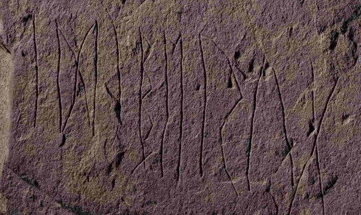 Tảng đá khắc chữ rune được các nhà khảo cổ Na Uy phát hiện. Ảnh: Global Look Pres