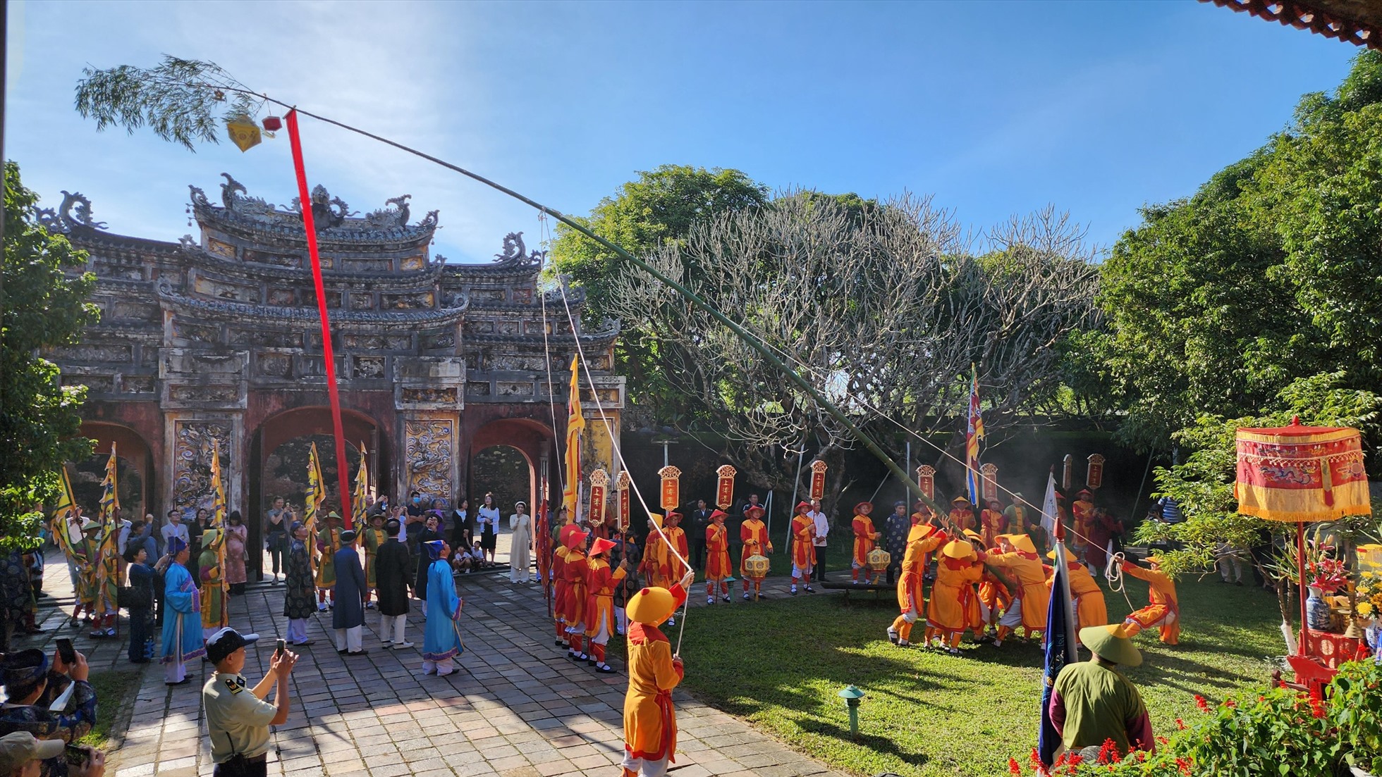 Người dân, du khách xem lễ dựng nêu ở Hoàng cung Huế. Ảnh: Quảng An.