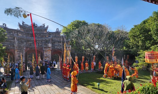 Người dân, du khách xem lễ dựng nêu ở Hoàng cung Huế. Ảnh: Quảng An.