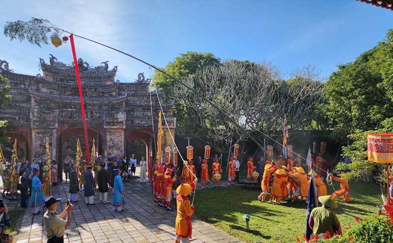 Người dân, du khách xem lễ dựng nêu ở Hoàng cung Huế. Ảnh: Quảng An.