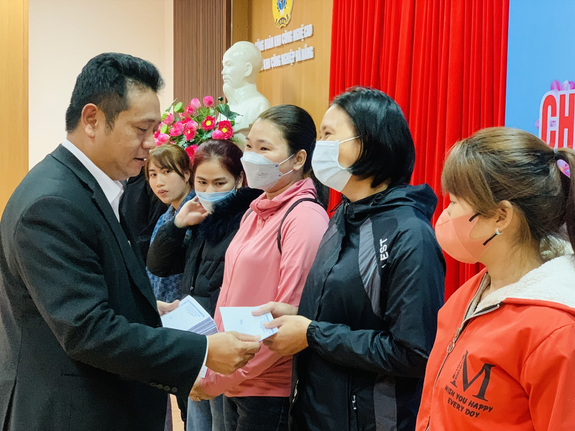 Ông Nguyễn Thành Trung - Chủ tịch Công đoàn Khu công nghệ cao và các khu công nghiệp Đà Nẵng - trao quà đến người lao động. Ảnh: Tường Minh