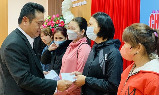 Ông Nguyễn Thành Trung - Chủ tịch Công đoàn Khu công nghệ cao và các khu công nghiệp Đà Nẵng - trao quà đến người lao động. Ảnh: Tường Minh