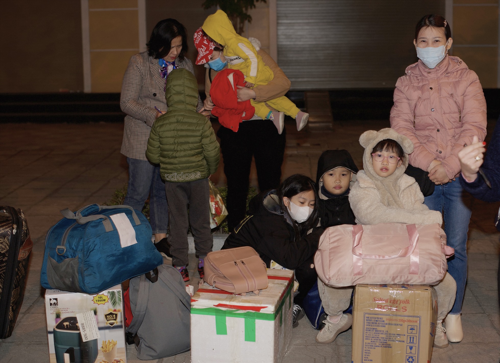 Công nhân đợi xe cửa khu vực mình để di chuyển lên xe. Ảnh: Văn Nguyên