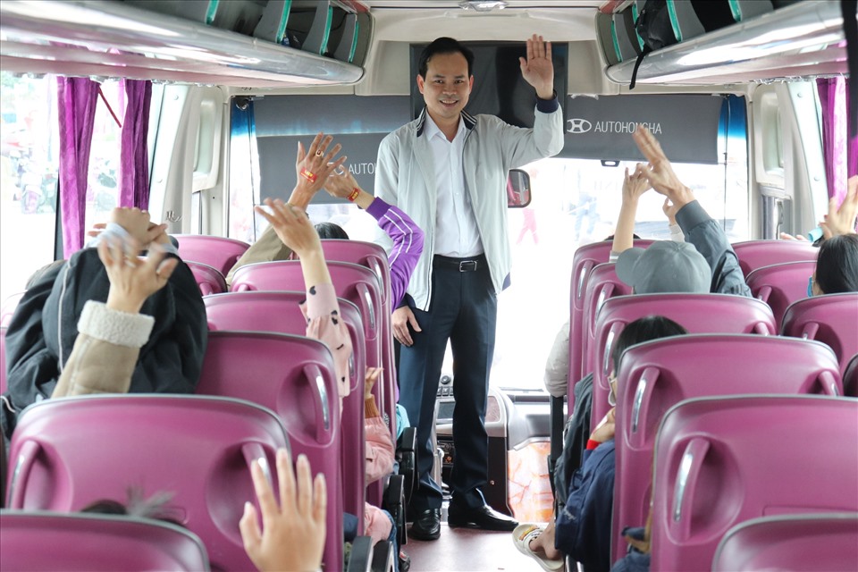 Gần 70 chuyến xe công đoàn miễn phí đưa công nhân đang làm việc tại Đà Nẵng về quê đón tết cùng gia đình. Ảnh: Nguyễn Linh