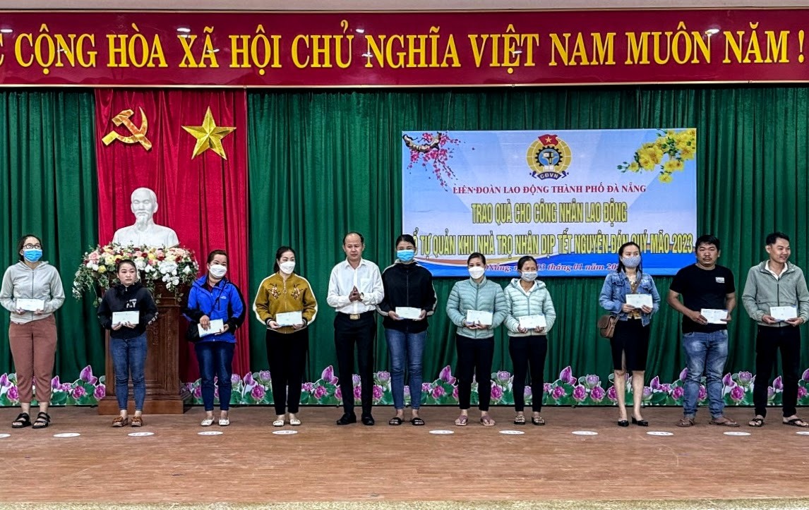 Ông Lê Văn Đại - Phó Chủ tịch LĐLĐ Thành phố Đà Nẵng - trao 320 suất quà đến công nhân các Tổ công nhân tự quản khu nhà trọ phường Hòa Thọ Tây, quận Cẩm Lệ. Ảnh: Tường Minh