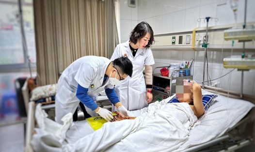TS.BS Bùi Mai Anh – Khoa Phẫu thuật Hàm mặt – Tạo hình – Thẩm mỹ, Bệnh viện Hữu nghị Việt Đức thăm khám cho bệnh nhân. Ảnh: Bệnh viện cung cấp