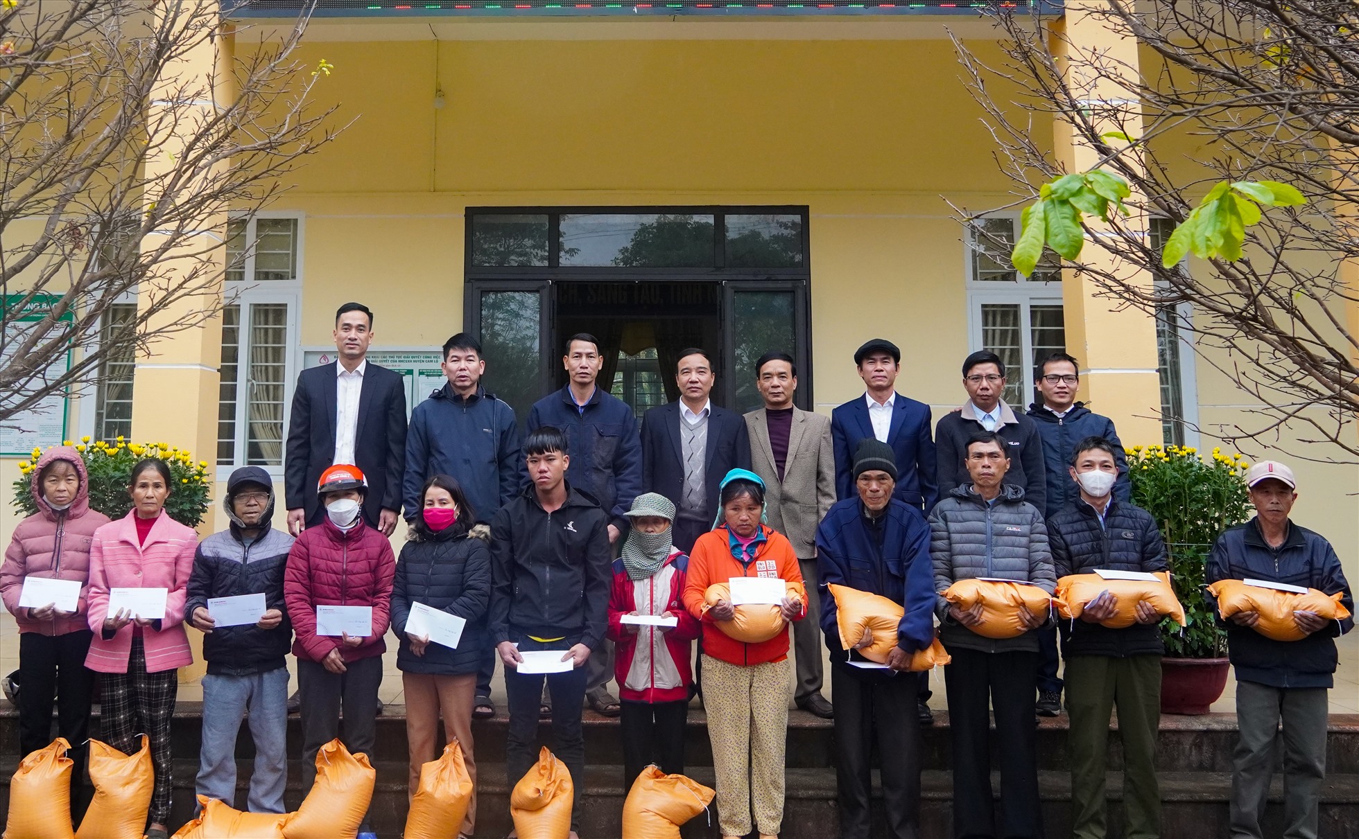 Lãnh đạo Công ty và Công đoàn Công ty Thủy điện Quảng Trị cùng lãnh đạo địa phương trao quà cho các hộ dân. Ảnh: Trang Sinh.