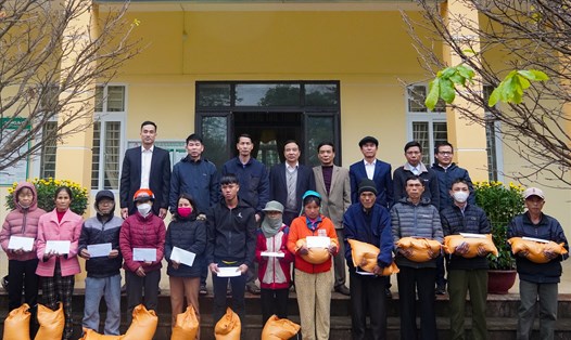 Lãnh đạo Công ty và Công đoàn Công ty Thủy điện Quảng Trị cùng lãnh đạo địa phương trao quà cho các hộ dân. Ảnh: Trang Sinh.