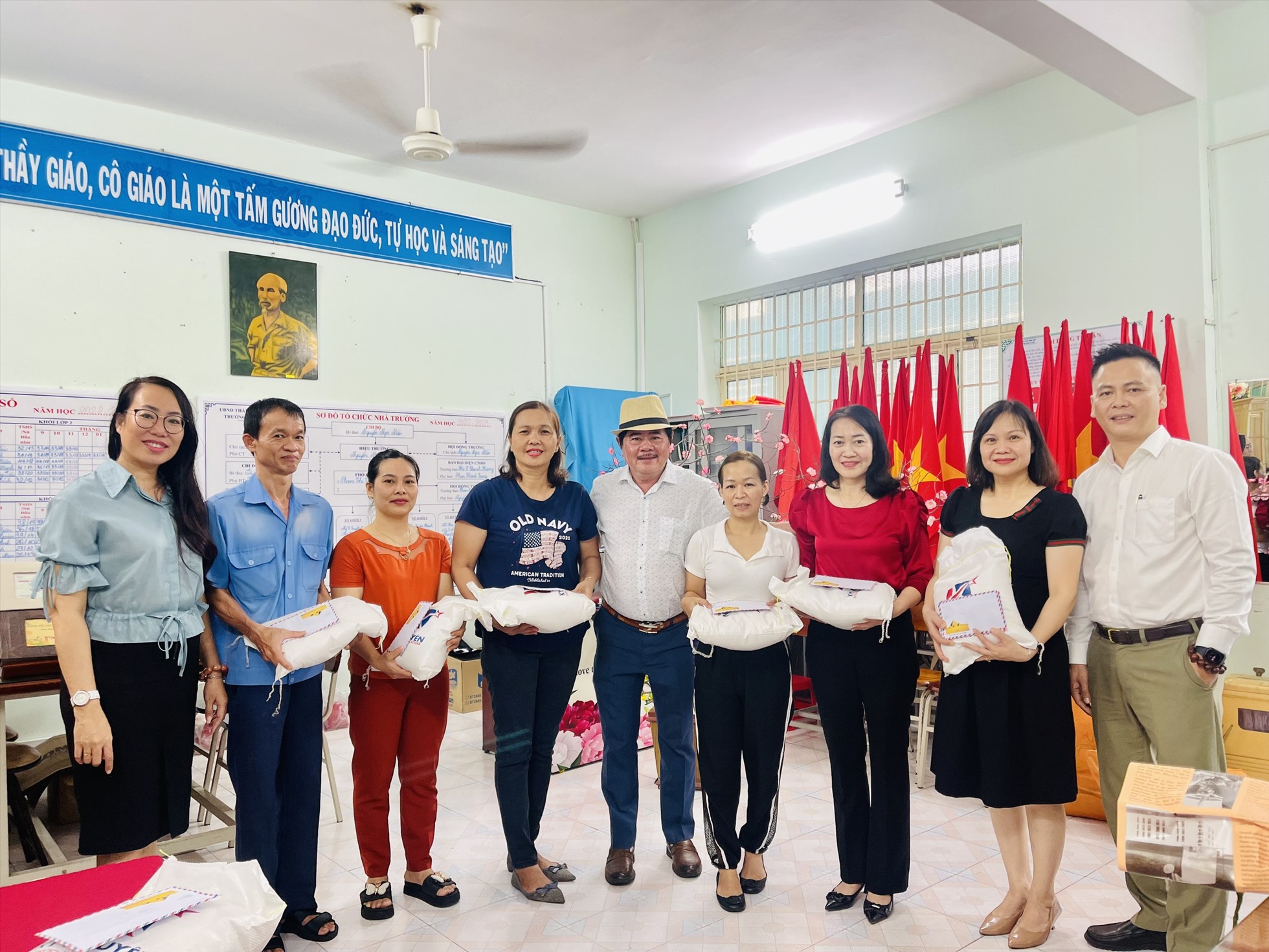 Trao những phần quà hỗ trợ đoàn viên khó khăn trường Tiểu học Lê Lợi. Ảnh: Thanh Thủy