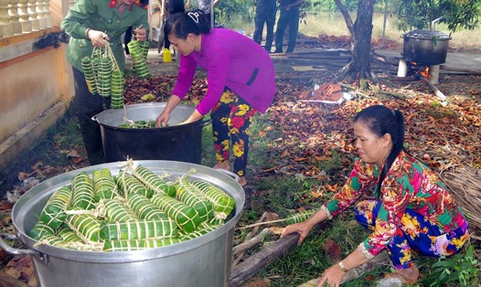 Nấu bánh tét tặng người dân nghèo đón Tết tại tỉnh Bạc Liêu. Ảnh: Văn Đông