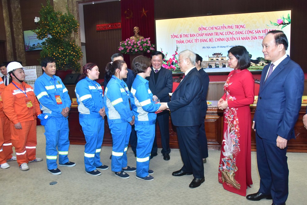 Tổng Bí thư Nguyễn Phú Trọng lì xì năm mới cho các tầng lớp nhân dân Thủ đô. Ảnh: Viết Thành