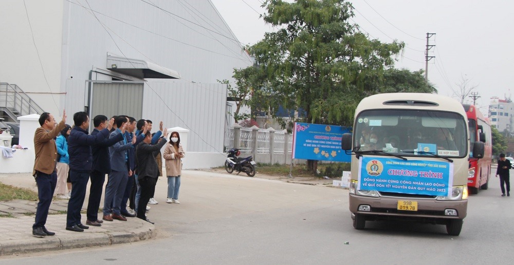 Lãnh đạo Liên đoàn Lao động tỉnh, Công đoàn các Khu công nghiệp tỉnh tạm biệt các công nhân về quê ăn Tết. Ảnh: Đỗ Trọng