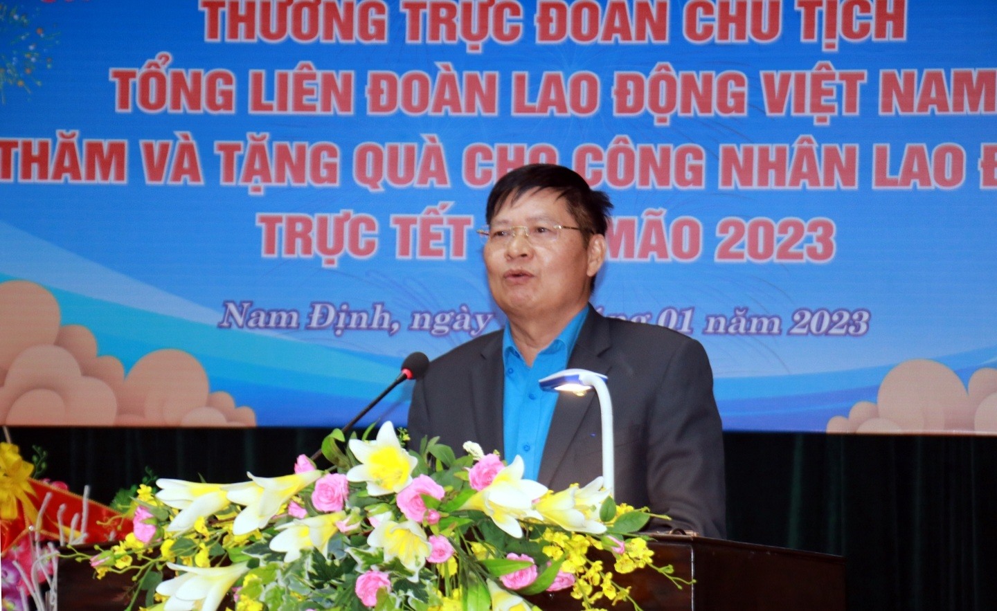 Đồng chí Phan Văn Anh - Phó Chủ tịch Tổng LĐLĐ Việt Nam thăm hỏi, chúc Tết công nhân, người lao động làm nhiệm vụ trực Tết tại Nam Định. Ảnh: Văn Đạt