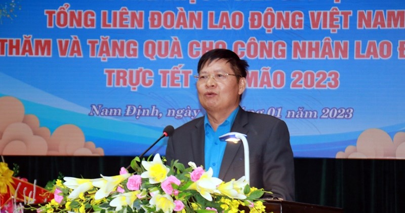 Phó Chủ tịch Tổng LĐLĐ Việt Nam trao quà cho công nhân trực Tết ở Nam Định