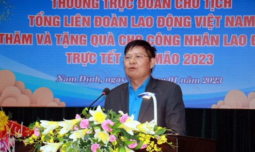 Đồng chí Phan Văn Anh - Phó Chủ tịch Tổng LĐLĐ Việt Nam thăm hỏi, chúc Tết công nhân, người lao động làm nhiệm vụ trực Tết tại Nam Định. Ảnh: Văn Đạt