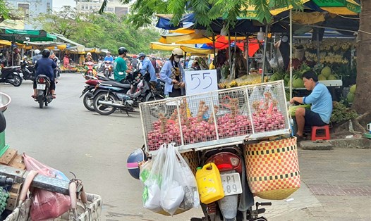Chợ truyền thống chiều 28 Tết tại tỉnh Bạc Liêu nhiều nơi khuyến mãi vẫn ít người mua. Ảnh: Nhật Hồ