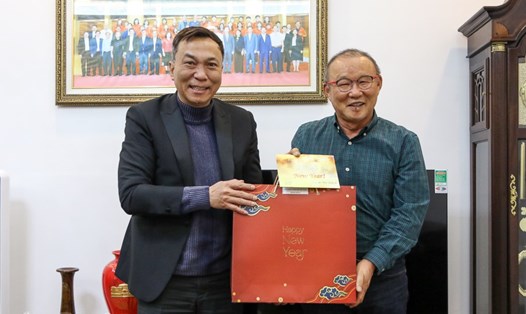 Chủ tịch VFF Trần Quốc Tuấn gặp gỡ, tặng quà Tết huấn luyện viên Park Hang-seo. Ảnh: VFF