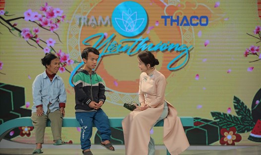 Bà Nguyễn Thị Bình và con trai là khách mời trong "Trạm yêu thương". Ảnh: VTV
