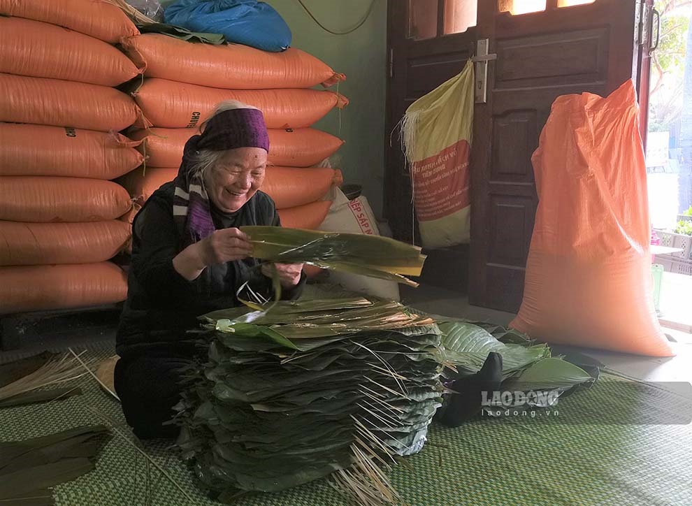 Bà Lê Thị Đô (84 tuổi), Phố Lý Thường Kiệt, thị trấn Tiên Yên, huyện Tiên Yên, tỉnh Quảng Ninh đang chuẩn bị lá để gói bánh chưng cơm lông, bánh gio. Ảnh: Đoàn Hưng