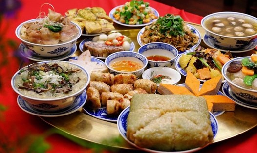 Mâm cơm tất niên truyền thống của người Việt. Ảnh: GG