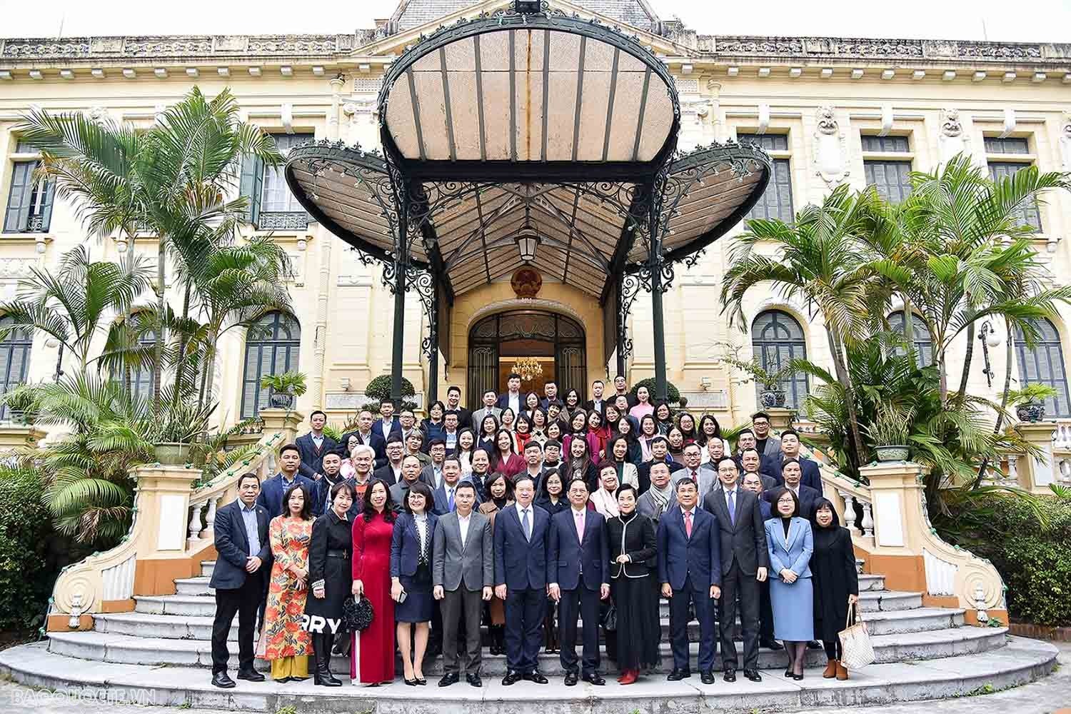 Bộ trưởng Ngoại giao Bùi Thanh Sơn chụp ảnh lưu niệm với đại diện các cơ quan báo chí. Ảnh: Báo Quốc tế