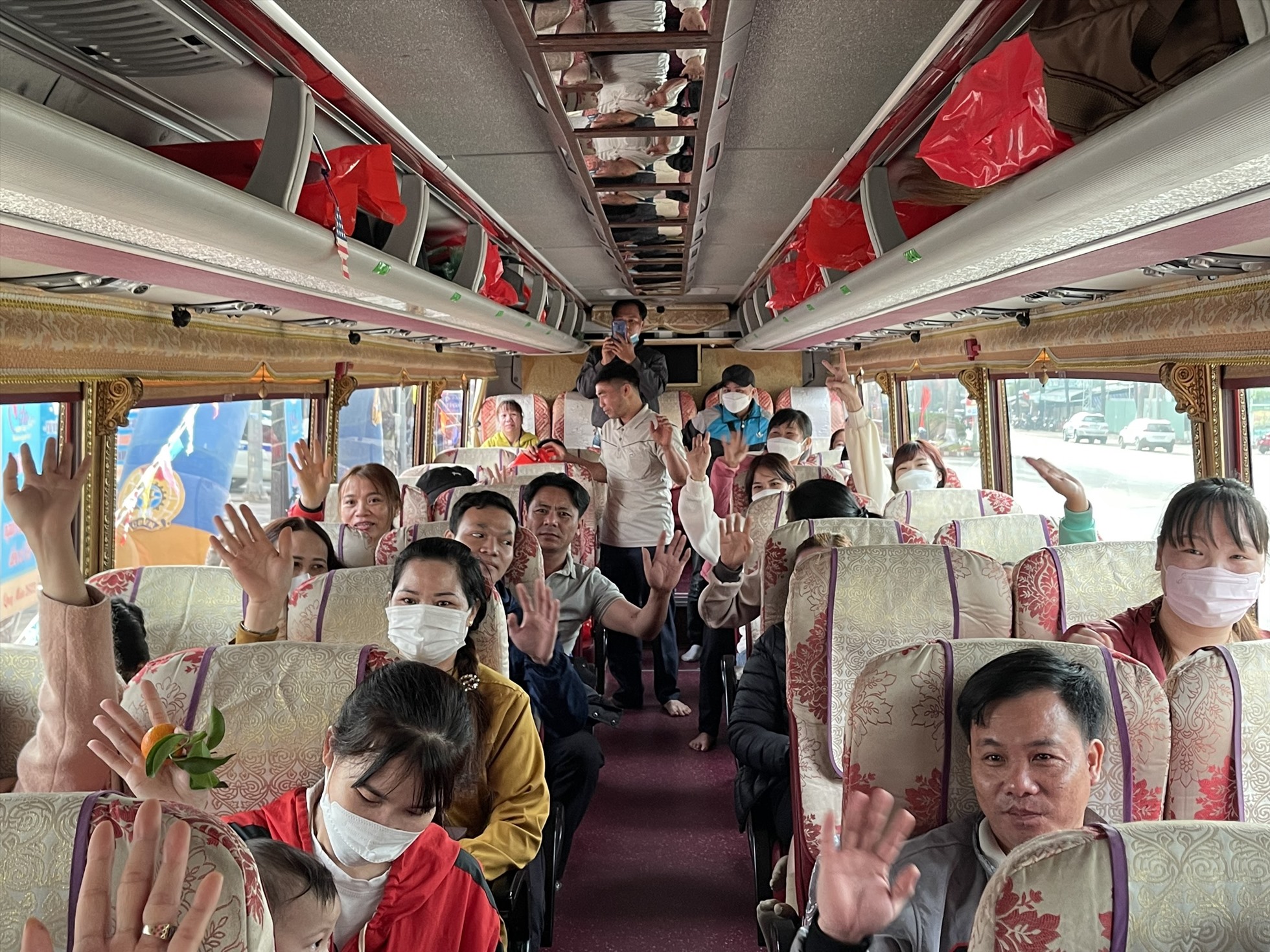 Chuyến xe nghĩa tình đưa công nhân khó khăn ở Bình Phước về quê chiều 28 Tết. Ảnh: Dương Hinh