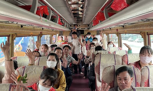 Chuyến xe nghĩa tình đưa công nhân khó khăn ở Bình Phước về quê chiều 28 Tết. Ảnh: Dương Hinh