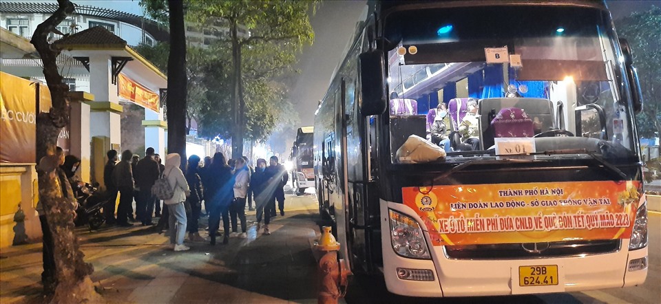 Xe đưa công nhân ngành dệt may Hà Nội về quê đón Tết do Công đoàn Hà Nội tổ chức. Ảnh: Cao Cường