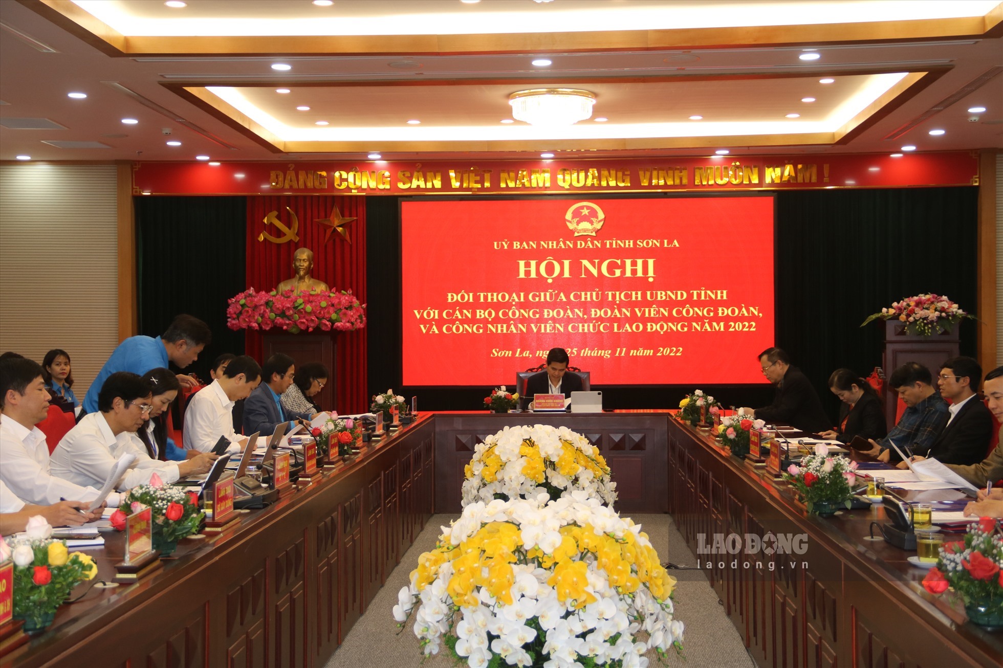 Cuộc đối thoại trực tiếp giữa Chủ tịch UBND tỉnh Sơn La và cán bộ công đoàn, đoàn viên, người lao động vừa được diễn ra. Ảnh: Khánh Linh