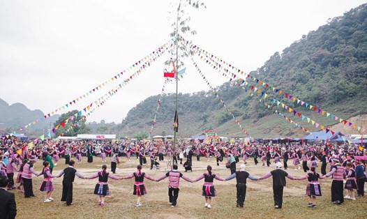 Lễ hội Gầu Tào dân tộc Mông vùng cao Hòa Bình được tổ chức vào mỗi dịp đầu năm với nhiều hoạt động độc đáo. Ảnh: Nguyễn Hường