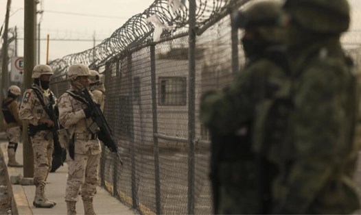 Quân đội Mexico bảo vệ khu vực bên ngoài nhà tù Ciudad Juarez sau cuộc tấn công vào ngày 1.1.2023. Ảnh: AFP