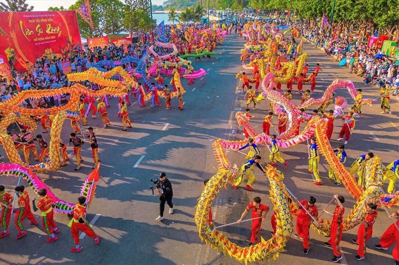 Sôi động màn đồng diễn 54 Rồng xác lập kỷ lục Việt Nam đầu tiên năm 2023