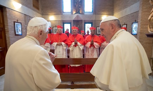 Giáo hoàng Francis (phải) và Giáo hoàng danh dự Benedict XVI tại Vatican năm 2016. Ảnh: AFP