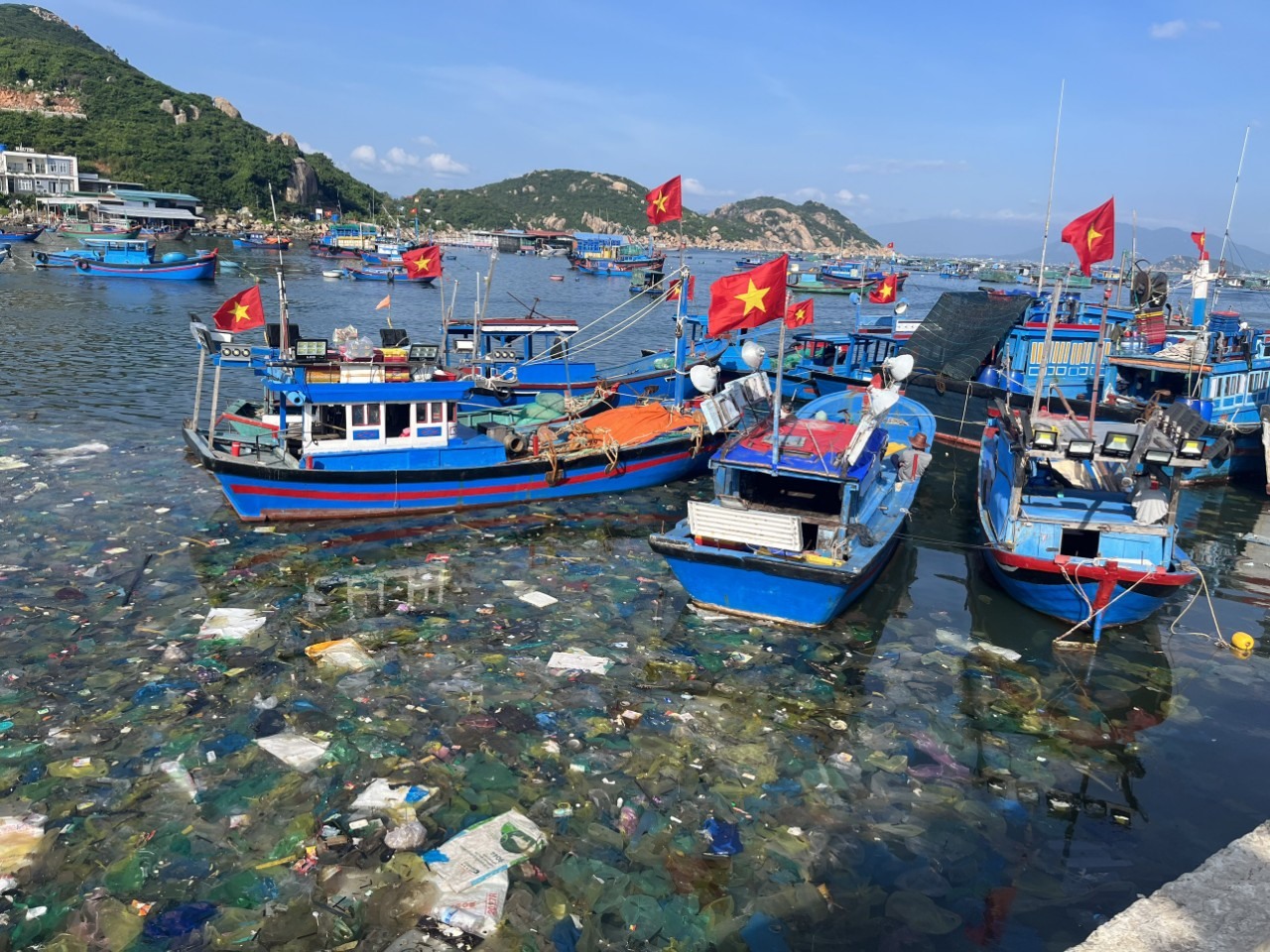 Đảo Bình Ba bị bao vây bởi một lượng rác thải lớn. Ảnh: Bùi Bùi