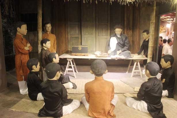 Tour du lịch văn học "Chữ Tâm, chữ Tài" thu hút du khách Thủ đô. Ảnh: Quyên