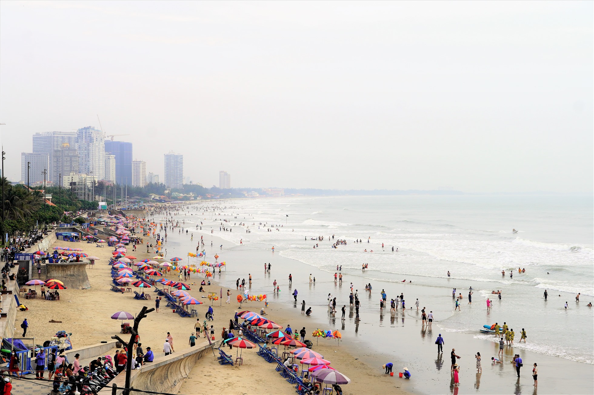 Du khách tắm biển tại Vũng Tàu sáng ngày 1.1.2023. Ảnh: Thành An