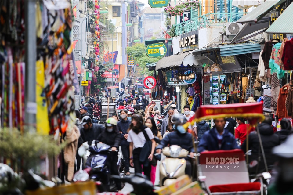 Nhiều du khách đổ về các điểm đến Hà Nội du ngoạn vào dịp đầu năm mới 2023. Ảnh: Việt Anh