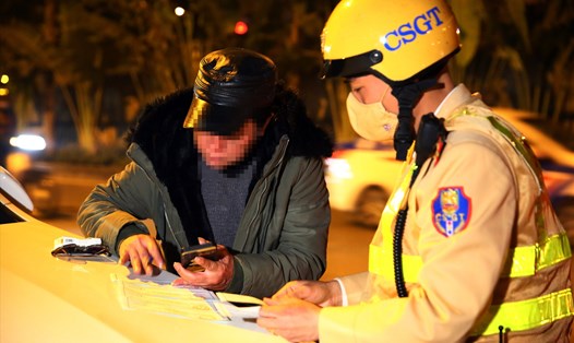 Ngoài bảo đảm trật tự an toàn giao thông trong 3 ngày nghỉ lễ, lực lượng CSGT cũng kiểm tra các tài xế để phát hiện việc vi phạm nồng độ cồn. Ảnh: Cục CSGT