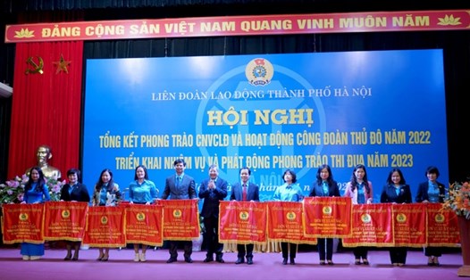 Phó Chủ tịch Thường trực Tổng Liên đoàn Lao động  Việt Nam Trần Thanh Hải trao Cờ thi đua của Tổng liên đoàn cho các đơn vị. Ảnh: Ngọc Ánh