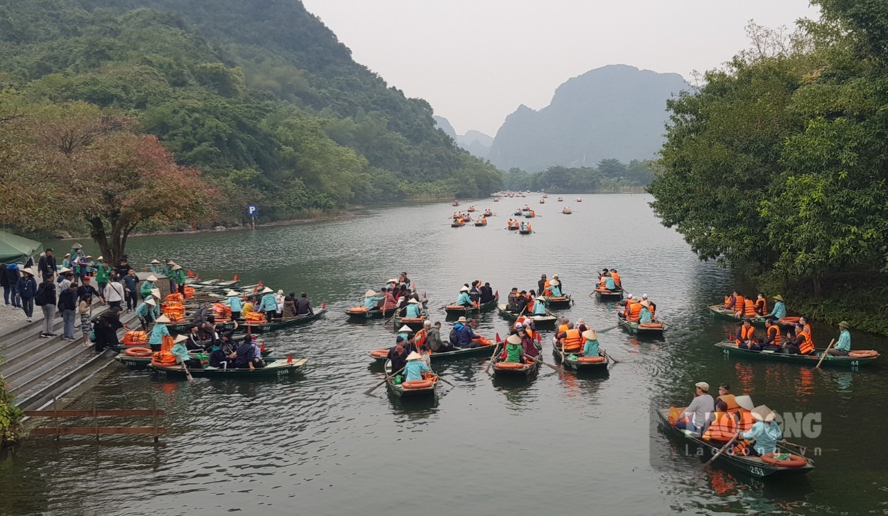 Khách du lịch đến tham quan, trải nghiệm tại Khu du lịch sinh thái Tràng An. Ảnh: Diệu Anh