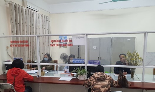Bộ phận "một cửa" của UBND xã Thanh Liệt (huyện Thanh Trì) bố trí đầy đủ công chức giải quyết thủ tục hành chính cho công dân. Ảnh: Phong Thu