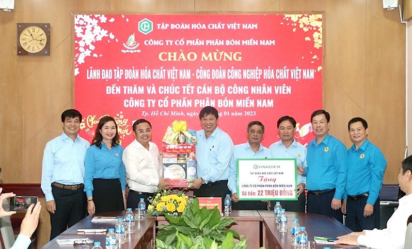 Lãnh đạo Tập đoàn Hoá chất Việt Nam và Công đoàn Công nghiệp Hóa chất Việt Nam trao quà cho đại diện công nhân có hoàn cảnh khó khăn. Ảnh: Xuân Tùng