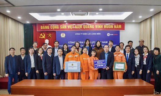 Lãnh đạo Công đoàn Điện lực Việt Nam đã đến thăm hỏi, động viên và tặng quà công nhân nhân dịp Tết Nguyên đán Quý Mão 2023. Ảnh: Vân Anh