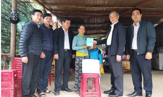 BHXH TP.Đà Nẵng trao tặng sổ BHXH tự nguyện tại huyện Hòa Vang. Ảnh: Kim Oanh